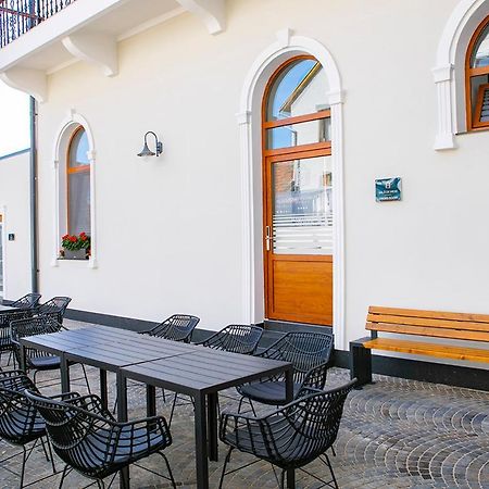House Of Charles Otel Carei Dış mekan fotoğraf