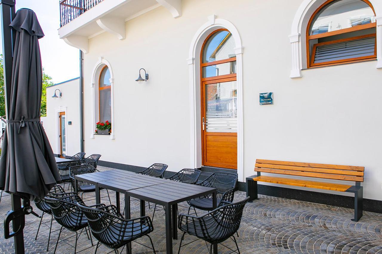 House Of Charles Otel Carei Dış mekan fotoğraf