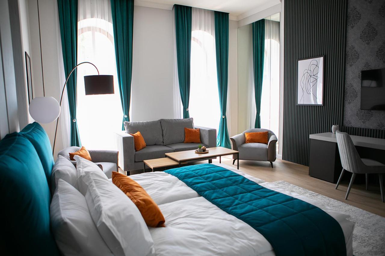House Of Charles Otel Carei Dış mekan fotoğraf
