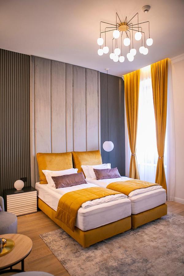 House Of Charles Otel Carei Dış mekan fotoğraf