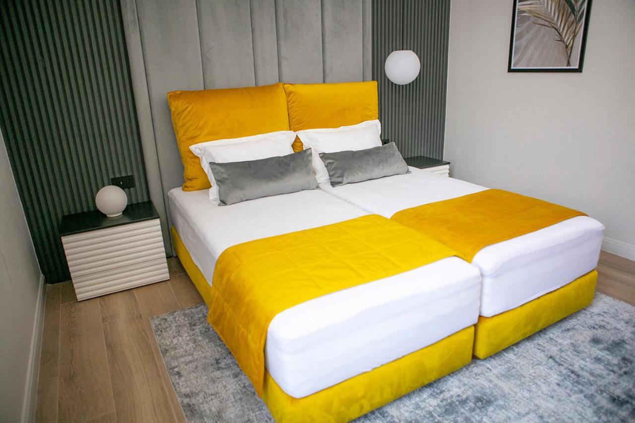 House Of Charles Otel Carei Dış mekan fotoğraf