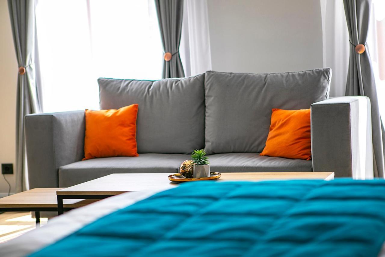 House Of Charles Otel Carei Dış mekan fotoğraf