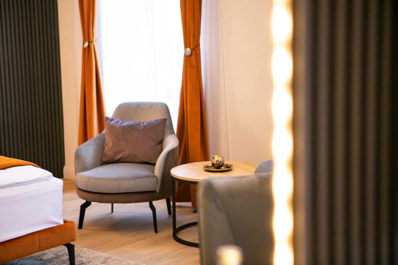 House Of Charles Otel Carei Dış mekan fotoğraf