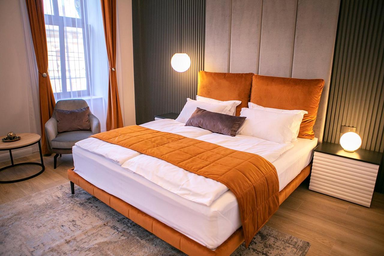 House Of Charles Otel Carei Dış mekan fotoğraf
