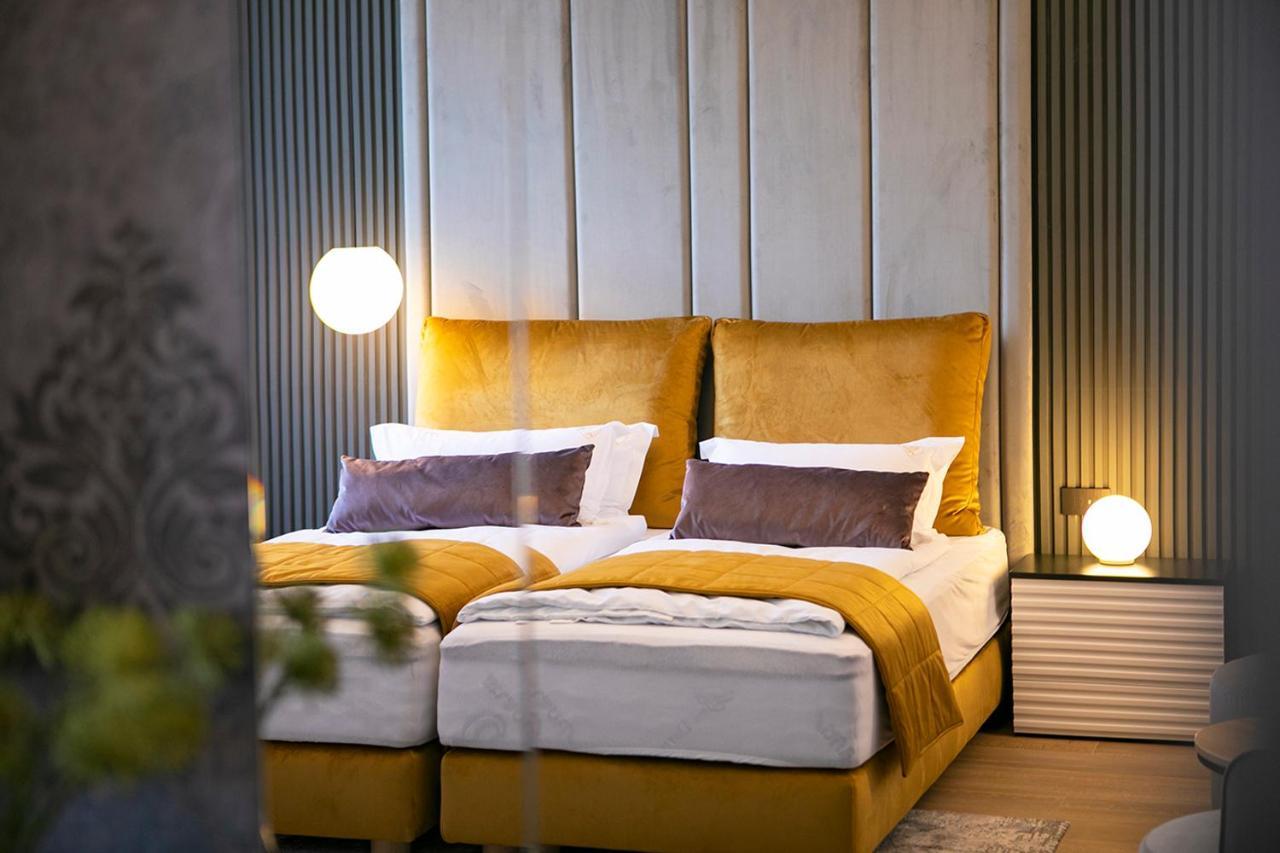 House Of Charles Otel Carei Dış mekan fotoğraf