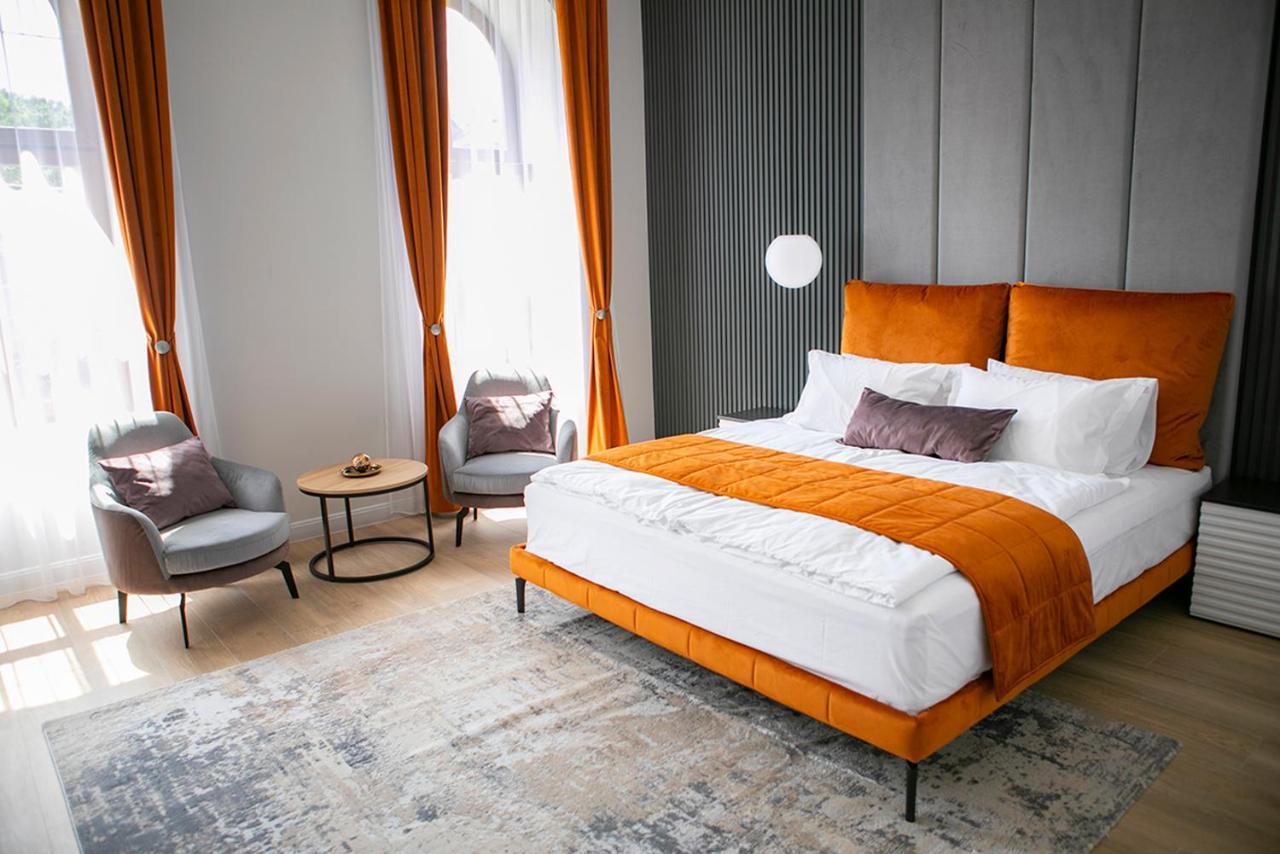 House Of Charles Otel Carei Dış mekan fotoğraf