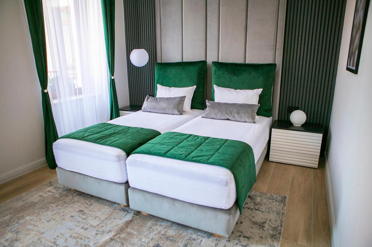 House Of Charles Otel Carei Dış mekan fotoğraf